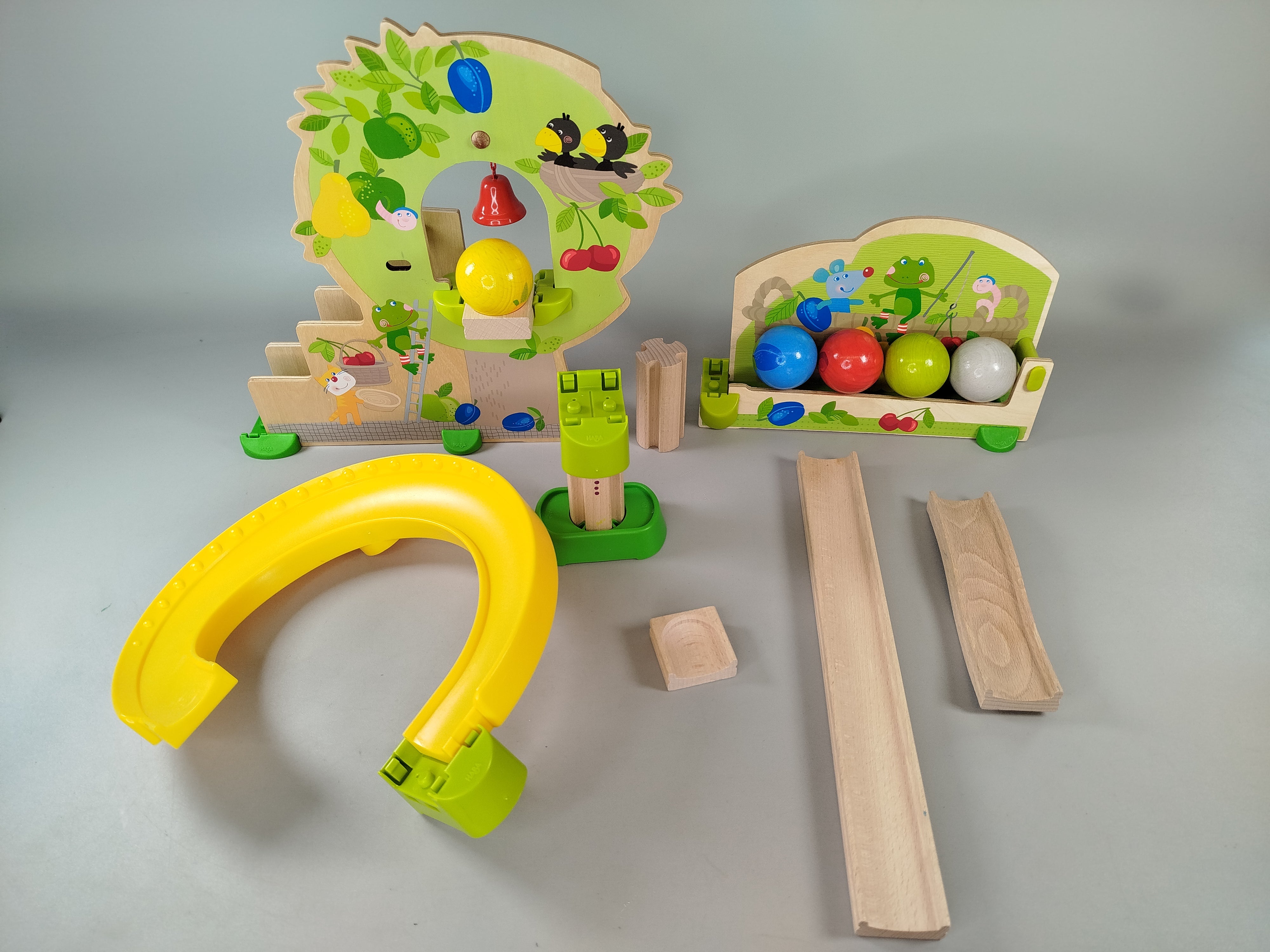 HABA Holzspielzeug - Kullerbü Kugelbahn Obstgarten mit Glocke & 5 Kugeln